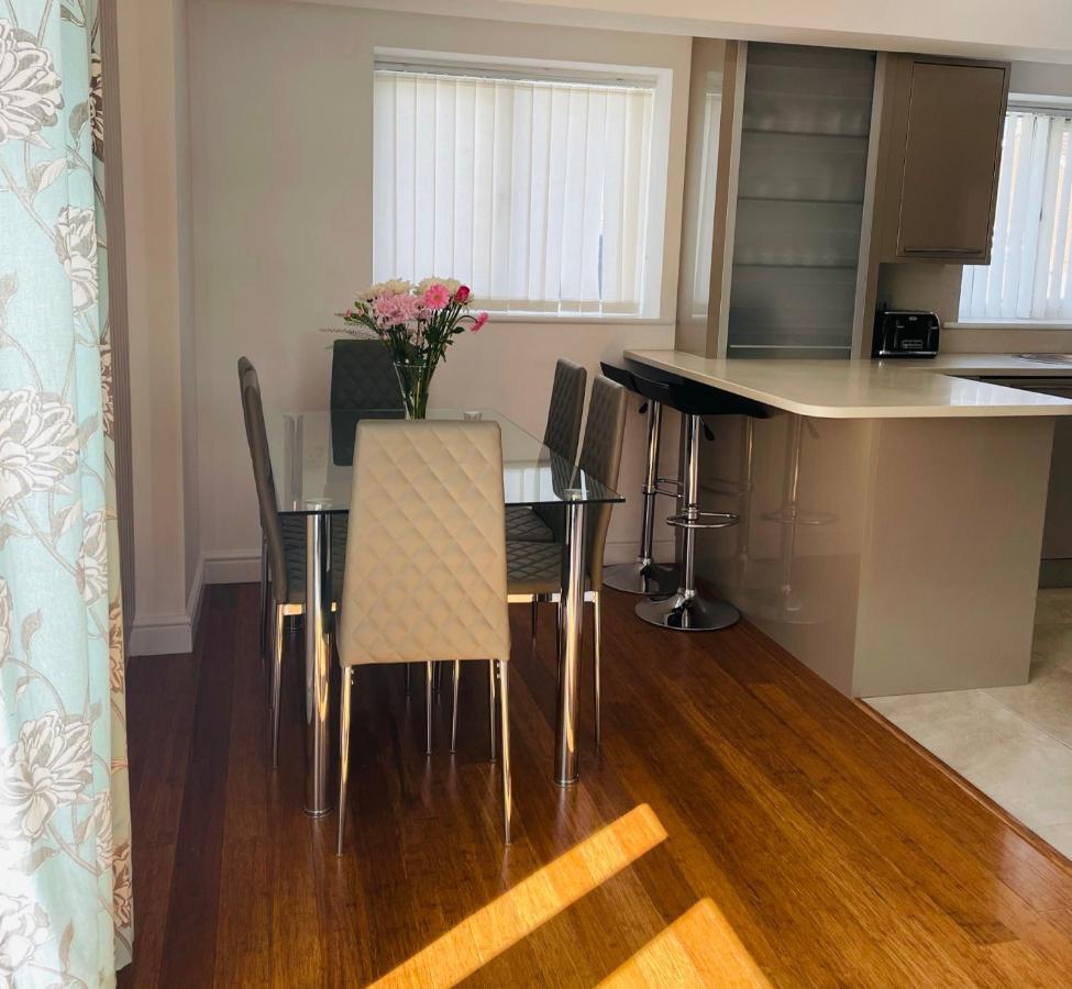 Sunny Corner, Padstow. Spacious 3 Bedrooms, 2.5 Bathrooms, Parking, Garden. Екстер'єр фото